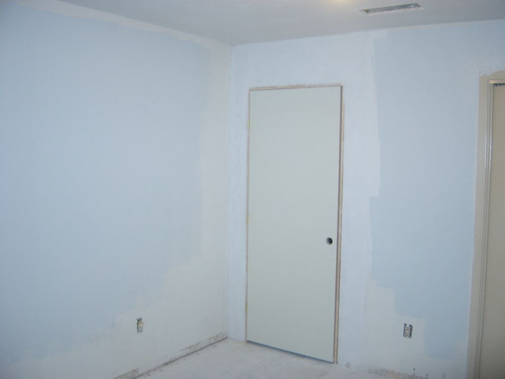 
Trying to get a nice shot of the blue going up in the bedroom.
Please hold while I try a bunch of white balancing and fail miserably...
