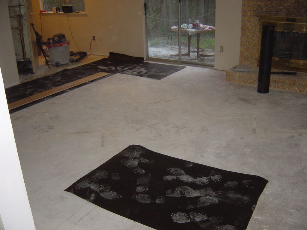 
Leveling the floor with asphalt paper, preparing it for floor installation
