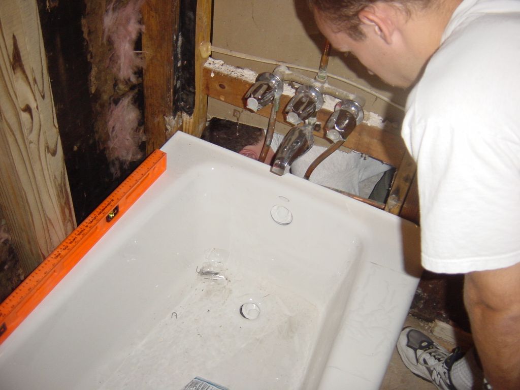 
It was hard to put the tub in place... there's about 1/2